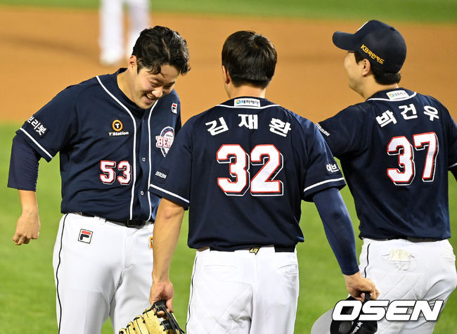 1일 오후 서울 잠실야구장에서 ‘2021 신한은행 SOL KBO리그’ LG 트윈스와 두산 베어스의 경기가 열렸다.6 회초 2사 만루에서 2타점 적시타를 날린 두산 양석환이 김재환, 박건우와 즐거워하고 있다. 2021.10.01 /jpnews@osen.co.kr