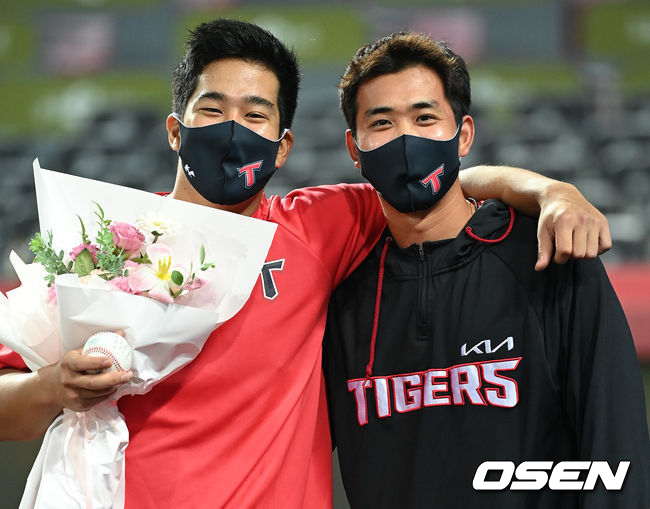 KBO리그 첫승을 거둔 KIA 다카하시와 임기영이 포즈를 취하고 있다./OSEN DB