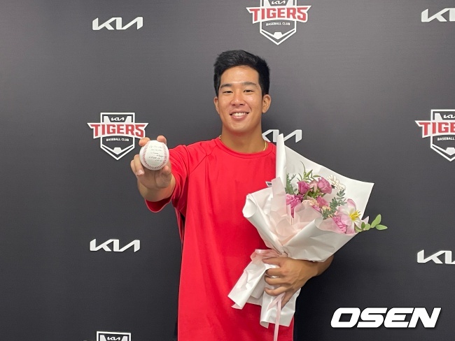 다카하시가 첫 승 기념구를 갖고 포즈를 취하고 있다./OSEN DB