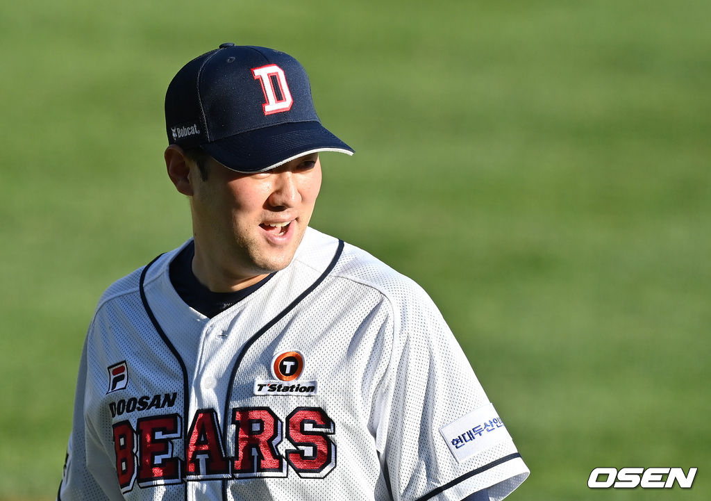 7회초 수비를 마치고 두산 양석환이 이영하의 호수비에 미소짓고 있다. 2021.09.12 /jpnews@osen.co.kr