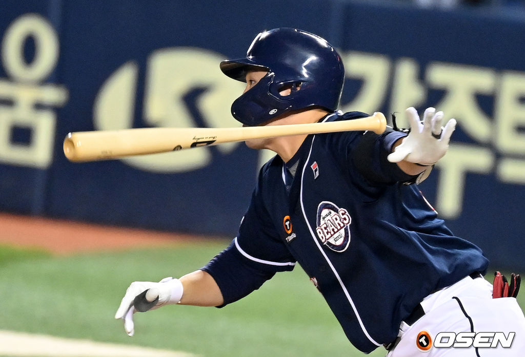 1일 오후 서울 잠실야구장에서 ‘2021 신한은행 SOL KBO리그’ LG 트윈스와 두산 베어스의 경기가 열렸다.6회초 2사 만루에서 두산 양석환이 2타점 적시타를 날리고 있다. 2021.10.01 /jpnews@osen.co.kr