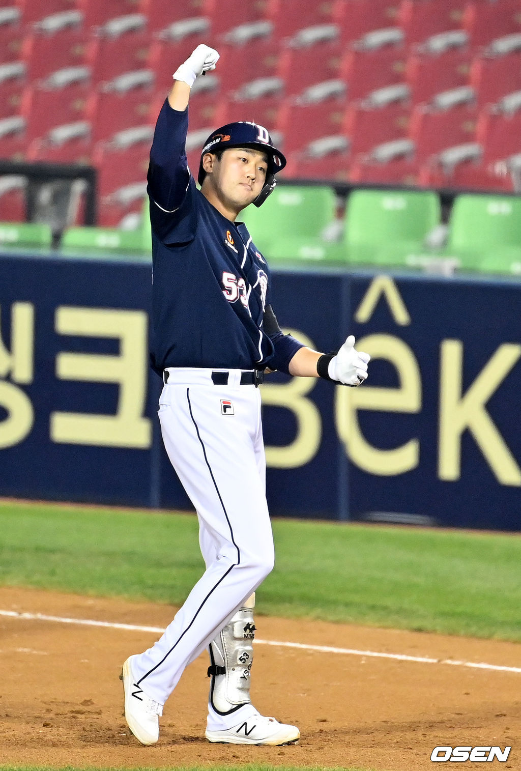 1일 오후 서울 잠실야구장에서 ‘2021 신한은행 SOL KBO리그’ LG 트윈스와 두산 베어스의 경기가 열렸다.6회초 2사 만루에서 두산 양석환이 2타점 적시타를 날리고 기뻐하고 있다. 2021.10.01 /jpnews@osen.co.kr