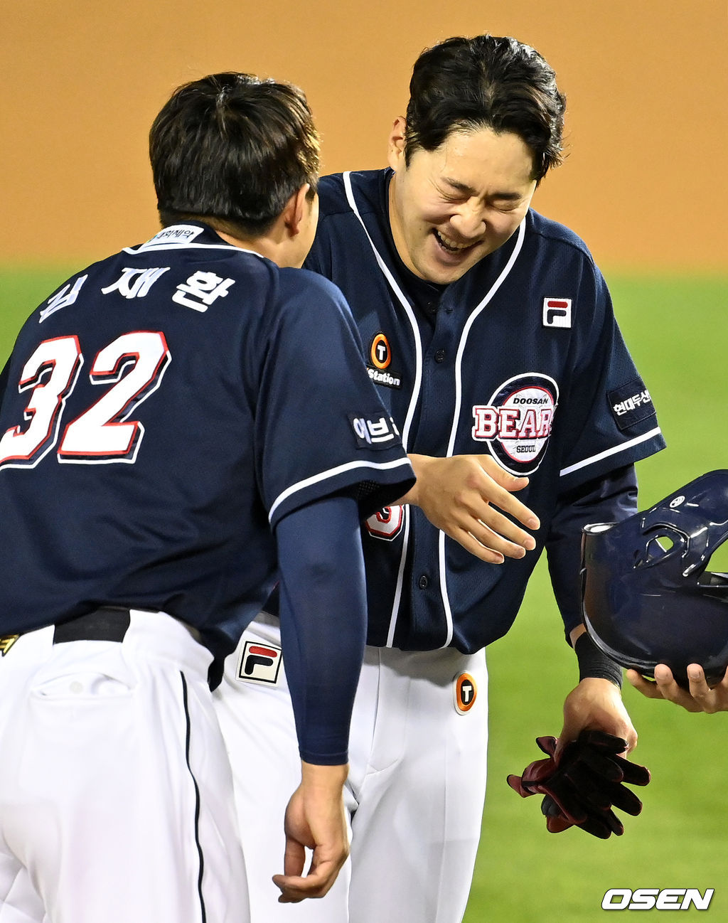 1일 오후 서울 잠실야구장에서 ‘2021 신한은행 SOL KBO리그’ LG 트윈스와 두산 베어스의 경기가 열렸다.6회초 2사 만루에서 2타점 적시타를 날린 두산 양석환이 김재환과 즐거워하고 있다. 2021.10.01 /jpnews@osen.co.kr