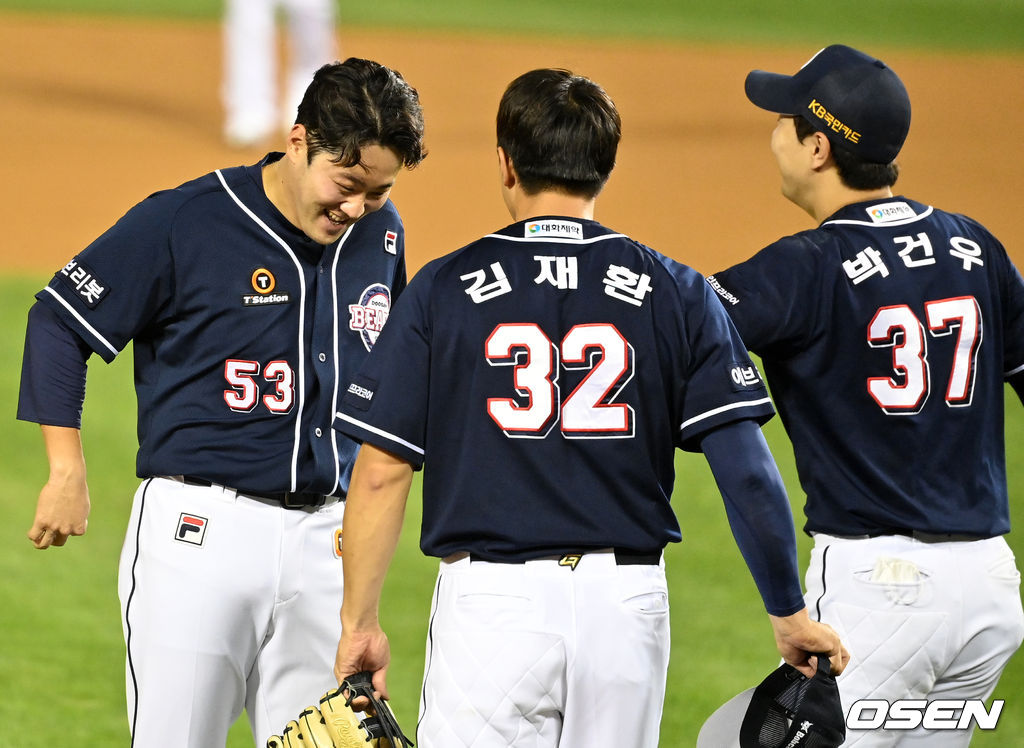 1일 오후 서울 잠실야구장에서 ‘2021 신한은행 SOL KBO리그’ LG 트윈스와 두산 베어스의 경기가 열렸다.6회초 2사 만루에서 2타점 적시타를 날린 두산 양석환이 김재환, 박건우와 즐거워하고 있다. 2021.10.01 /jpnews@osen.co.kr