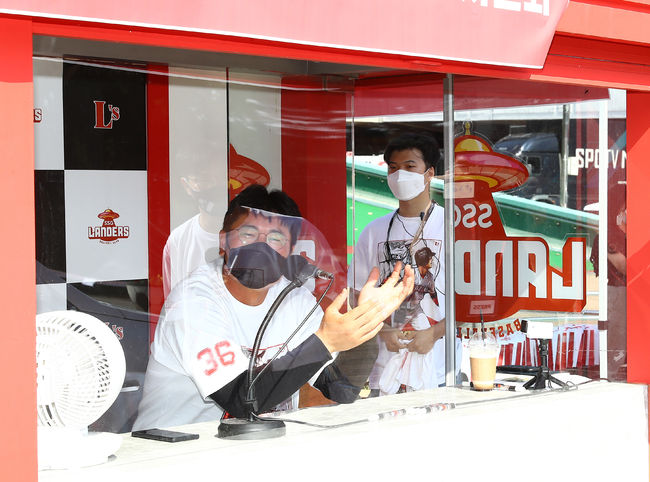 드라이브스루 사인회에 참석한 박정권 / SSG 랜더스 제공