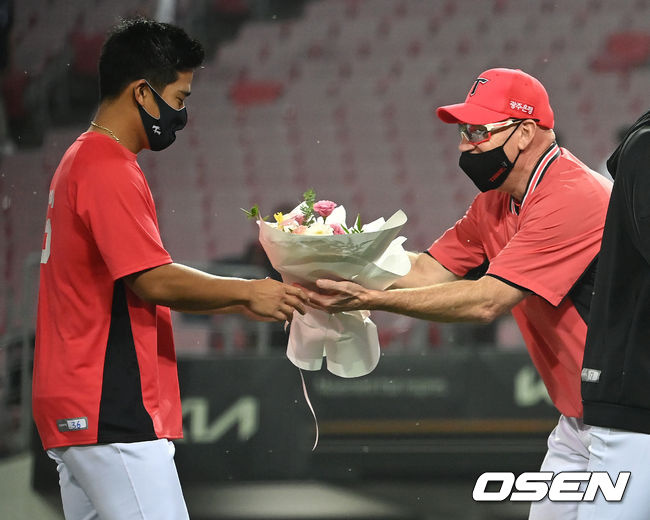 KIA 윌리엄스 감독이 첫 승을 따낸 다카하시에게 꽃다발을 주고 있다. 2021.10.01 /OSEN DB