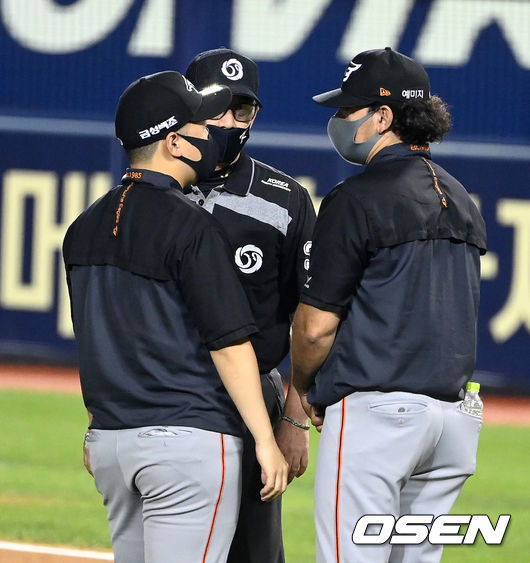 수베로 감독이 심판과 이야기를 나누고 있다./OSEN DB