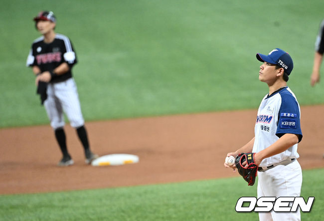 2일 오후 서울 고척스카이돔에서 ’2021 신한은행 SOL KBO 리그' 키움 히어로즈와 LG 트윈스의 경기가 열렸다.1회초 1사 1루에서 LG 서건창에게 2루타를 허용한 키움 정찬헌이 아쉬운 표정을 짓고 있다. 2021.10.02 /sunday@osen.co.kr