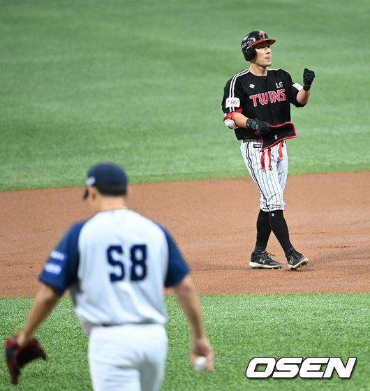 2일 오후 서울 고척스카이돔에서 ’2021 신한은행 SOL KBO 리그' 키움 히어로즈와 LG 트윈스의 경기가 열렸다.1회초 1사 1루에서 LG 서건창이 키움 정찬헌을 상대로 우전 2루타를 치고 환호하고 있다. 2021.10.02 /sunday@osen.co.kr