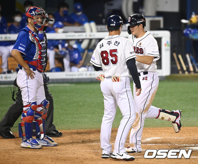2일 오후 서울 잠실야구장에서 ‘2021 신한은행 SOL KBO리그’ 두산 베어스와 삼성 라이온즈의 경기가 열렸다.7회말 두산 선두타자 김재환이 우월 솔로 홈런을 때려낸 뒤 홈에서 김주찬 코치의 환영을 받고 있다. 2021.10.02 /cej@osen.co.kr