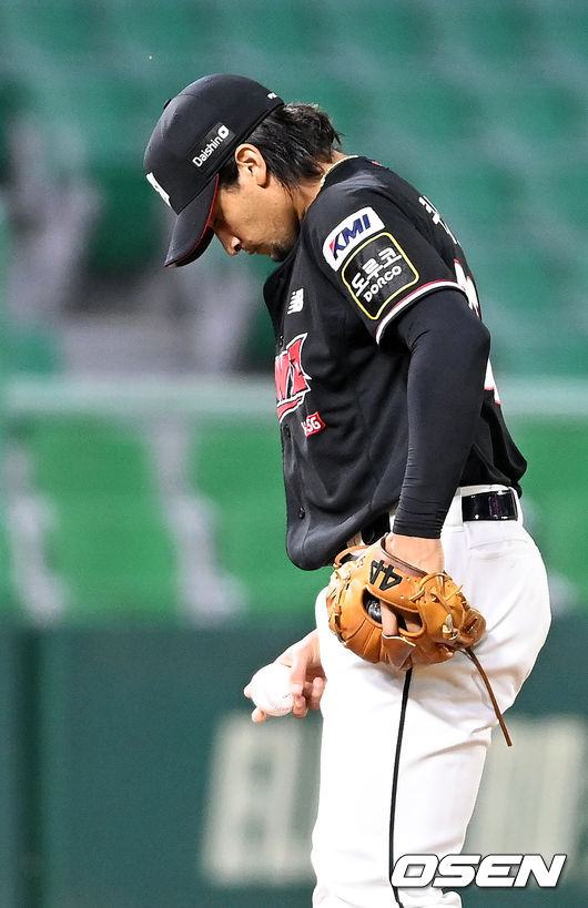 7회말을 마친 KT 선발 쿠에바스가 덕아웃으로 들어가고 있다. 21.10.02/rumi@osen.co.kr