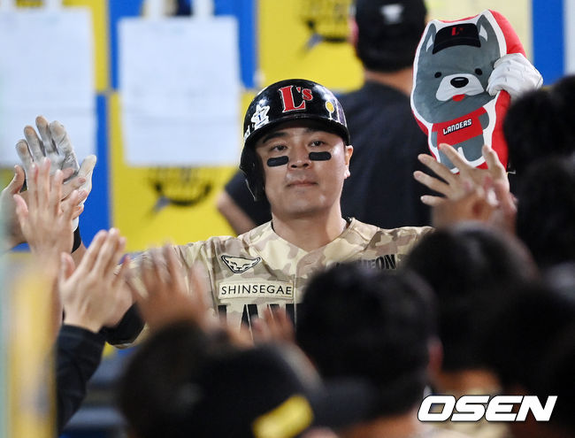 8회초 SSG 선두타자 추신수가 우중월 동점 솔로홈런을 날린 후 덕아웃에서 동료들과 하이파이브를 하고 있다. 21.10.02/rumi@osen.co.kr