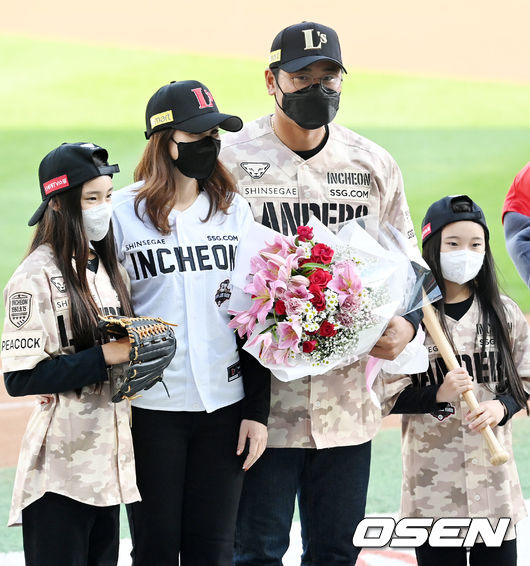 SSG 박정권이 은퇴식을 앞두고 딸들과 함께하는 시구 시타 이벤트와 함께 가족과 포토타임을 갖고 있다.  21.10.02/rumi@osen.co.kr