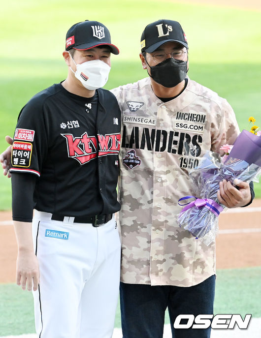 KT 유한준이 은퇴식을 하는 박정권에게 꽃다발을 건네고 있다.  21.10.02/rumi@osen.co.kr