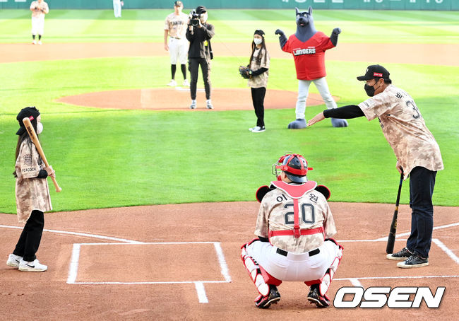 은퇴식을 갖는 SSG 박정권이 딸들과 함께 하는 시구시타 이벤트에서 박정권이 함께 시타를 하는 둘째딸 박예아 양을 부르고 있다.  21.10.02/rumi@osen.co.kr