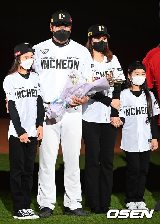 그라운드 위에서 박정권 은퇴식이 진행되고 있다./ rumi@osen.co.kr