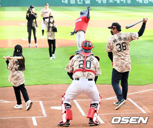 SSG 박정권이 은퇴식을 앞두고 박정권의 큰딸 박예서 양이 시구를, 박정권과 작은 딸 박예아 양이 시타를 하고 있다.  21.10.02/rumi@osen.co.kr