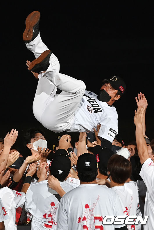 박정권이 은퇴식 중 그라운드 위에서 헹가래를 받고 있다. / rumi@osen.co.kr