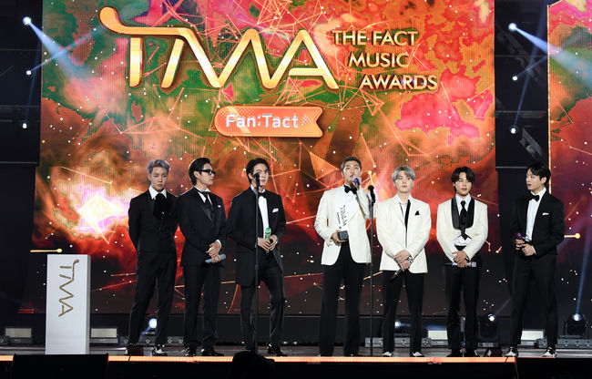 더팩트가 주최하고 팬앤스타(FAN N STAR)가 주관하는 '2021 TMA'가 2일 오후 인천 중구 파라다이스시티 호텔 플라자에서 열려 '대상'을 수상한 그룹 BTS의 가 수상소감을 밝히고 있다.