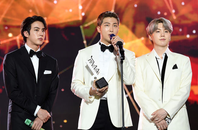 더팩트가 주최하고 팬앤스타(FAN N STAR)가 주관하는 '2021 TMA'가 2일 오후 인천 중구 파라다이스시티 호텔 플라자에서 열려 '대상'을 수상한 그룹 BTS의 RM이 수상소감을 밝히고 있다.