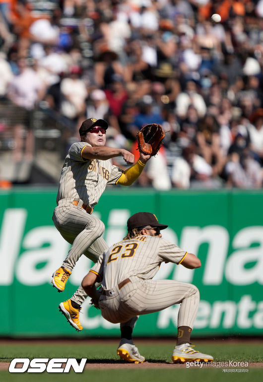 [사진] 김하성이 3일(이하 한국시간) 샌프란시스코전에서 4회 다린 러프의 2루 땅볼 타구를 처리하고 있다. ⓒGettyimages(무단전재 및 재배포 금지)