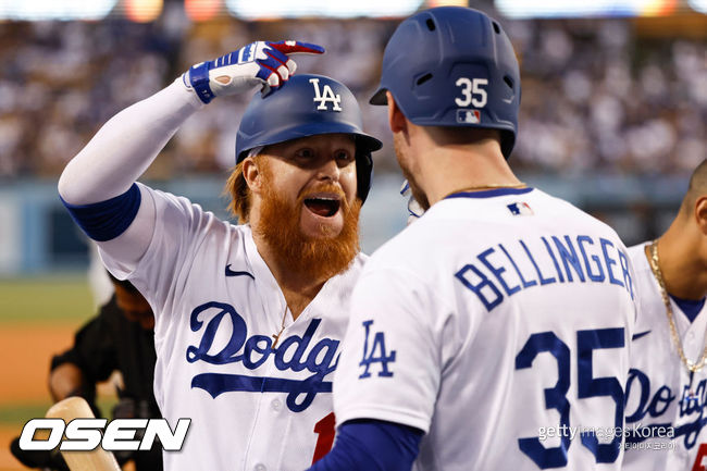 [사진] 다저스 저스틴 터너가 3일(한국시간) 밀워키전에서 1회 스리런 홈런을 터뜨린 뒤 코디 벨린저와 기뻐하고 있다. ⓒGettyimages(무단전재 및 재배포 금지)