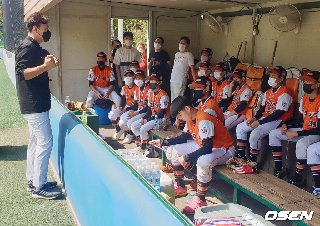 2021 제1회 이승엽배 전국리틀야구대회가 3일 성황리에 막을 내렸다. 이승엽 이사장은 준우숭팀 덕아웃을 찾아 선수들을 격려했다. /what@osen.co.kr