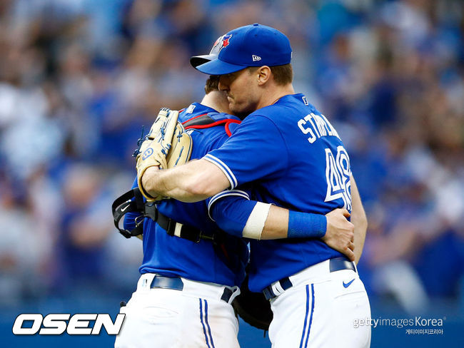[사진] 토론토 투수 로스 스트리플링(오른쪽)이 3일(한국시간) 볼티모어전 승리를 확정한 뒤 포수 대니 잰슨과 기쁨을 나누고 있다. ⓒGettyimages(무단전재 및 재배포 금지)