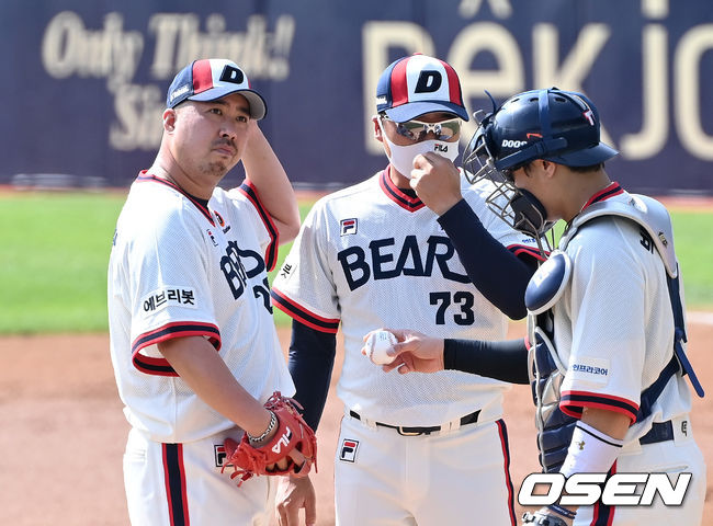 1회초 두산 선발 유희관이 4실점을 하자 코칭스태프와 포수 박세혁이 마운드에 올라 대화를 나누고 있다. 2021.10.03 /cej@osen.co.kr