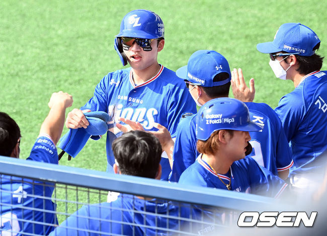 3일 서울 잠실야구장에서 ‘2021 신한은행 SOL KBO리그’ 두산 베어스와 삼성 라이온즈의 경기가 열렸다.1회초 무사 만루 삼성 오재일의 좌중간을 향하는 선취 2타점 적시타에 득점을 올린 박해민, 김상수가 더그아웃에서 환영을 받고 있다. 2021.10.03