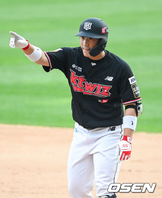 3일 오후 인천 SSG 랜더스 필드에서 2021 신한은행 SOL KBO리그 SSG 랜더스와 KT 위즈의 경기가 진행됐다.9회초 1사 3루 KT 박경수가 역전 1타점 적시타를 날린뒤 세리머니를 하고 있다.  2021.10.03 / soul1014@osen.co.kr