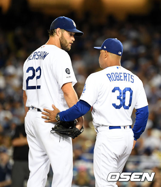 다저스 클레이튼 커쇼(왼쪽)가 마운드를 찾은 데이브 로버츠 감독과 이야기를 나누고 있다. /OSEN DB