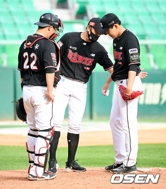 6회말 1사 1루 KT 선발투수 소형준이 교체되고 있다. 2021.10.03 / soul1014@osen.co.kr