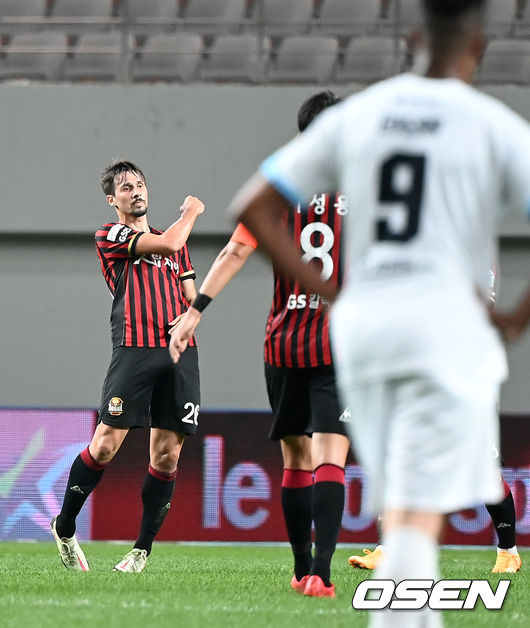 3일 오후 서울월드컵경기장에서 ‘하나원큐 K리그1 2021’ FC서울과 대구FC의 경기가 열렸다.전반 서울 팔로세비치가 선제골을 성공시키고 환호하고 있다. 2021.10.03 /sunday@osen.co.kr