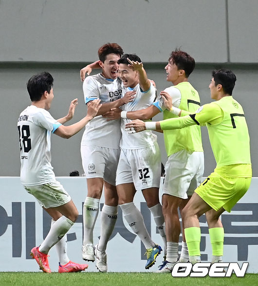 3일 오후 서울월드컵경기장에서 ‘하나원큐 K리그1 2021’ FC서울과 대구FC의 경기가 열렸다.후반 대구 정치인이 동점골을 성공시키고 동료들과 환호하고 있다. 2021.10.03 /sunday@osen.co.kr