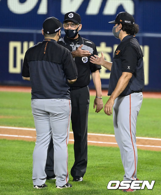 한화 수베로 감독이 카펜터 보크 판정에 심판진에 어필하고 있다. 2021.09.09 /OSEN DB