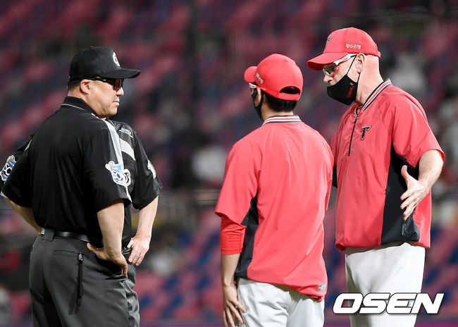 KIA 윌리엄스 감독이 상대선수의 주루 플레이에 대해 어필하고 있다.2021.06.24/OSEN DB