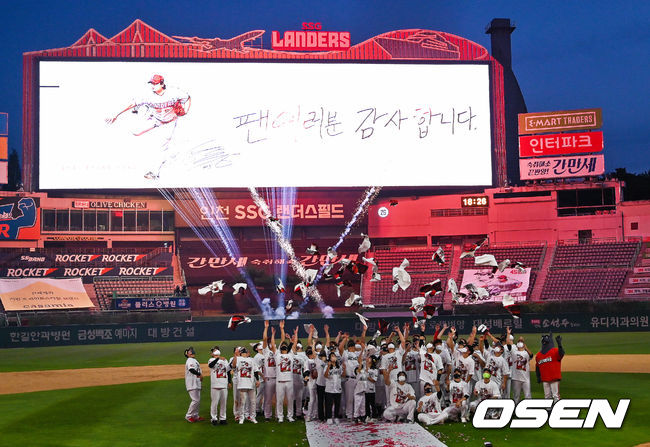 채병용이 동료들과 마지막 포즈를 취하고 있다   2021.10.03 / soul1014@osen.co.kr