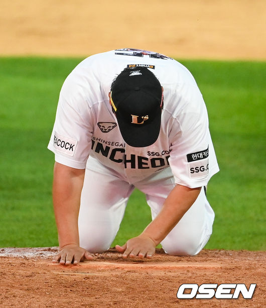 채병용이 마운드 키스 후 발판을 만지고 있다.   2021.10.03 / soul1014@osen.co.kr