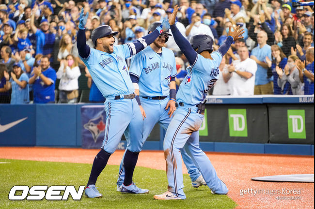 [사진] 토론토 조지 스프링어(왼쪽)가 만루 홈런을 터뜨린 뒤 동료들과 기뻐하고 있다. ⓒGettyimages(무단전재 및 재배포 금지)