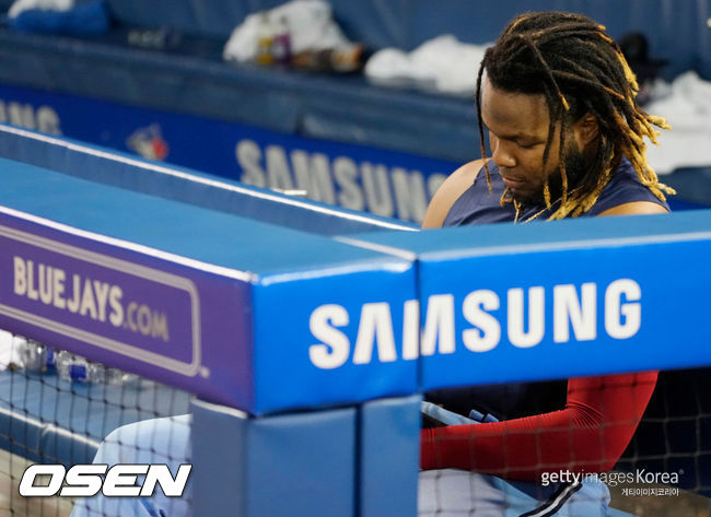 [사진] 토론토 블라디미르 게레로 주니어가 4일(한국시간) 보스턴 승리 후 포스트시즌 진출이 좌절되자 덕아웃에서 아쉬워하고 있다. ⓒGettyimages(무단전재 및 재배포 금지)