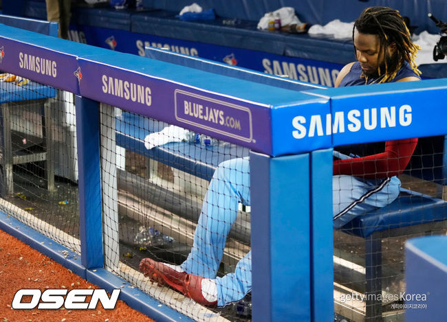 [사진] 토론토 블라디미르 게레로 주니어가 4일(한국시간) 보스턴 승리 후 포스트시즌 진출이 좌절되자 덕아웃에서 아쉬워하고 있다.ⓒGettyimages(무단전재 및 재배포 금지)