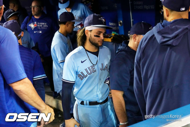 [사진] 토론토 보 비솃이 4일(한국시간) 포스트시즌 탈락 확정 후 덕아웃을 떠나고 있다.  ⓒGettyimages(무단전재 및 재배포 금지)