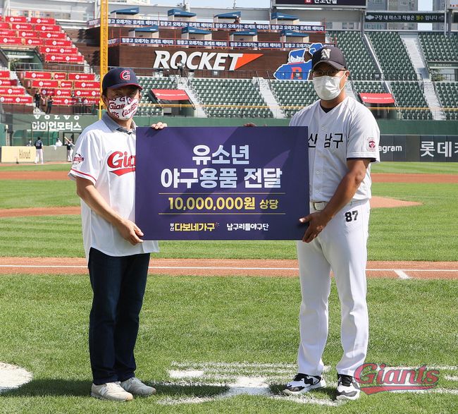 3일 경기를 앞두고 야구용품전달식에 참석한 다보네가구 이상건 회장(왼쪽)과 부산남구리틀야구단 장순제 감독 / 롯데 자이언츠 제공