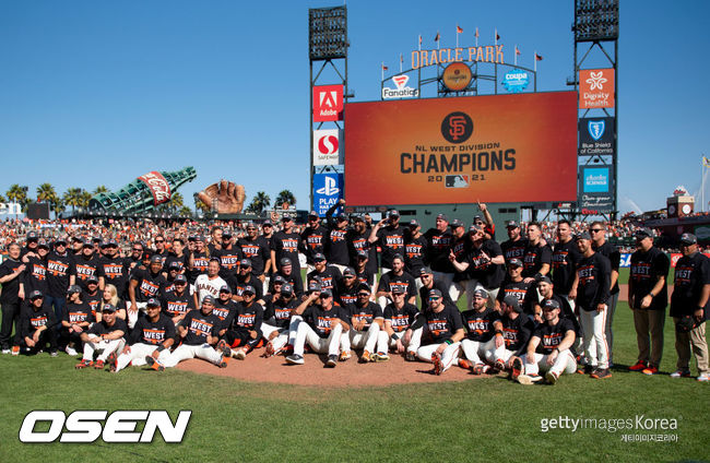 [사진] 샌프란시스코 자이언츠 선수들이 4일(한국시간) NL 서부지구 우승 확정 후 기념 사진을 찍고 있다. ⓒGettyimages(무단전재 및 재배포 금지)