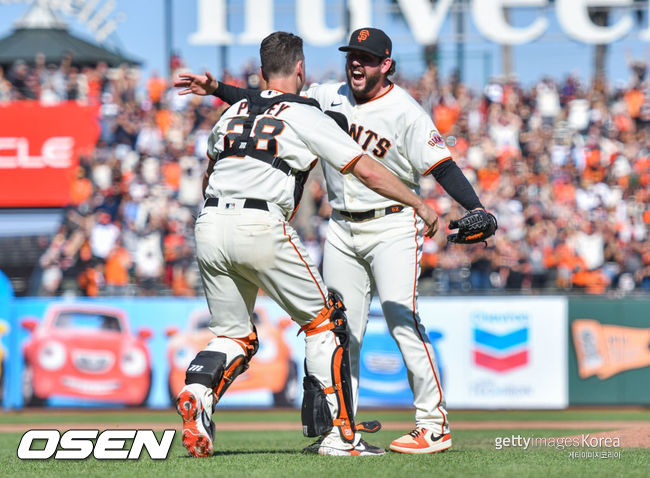[사진] 샌프란시스코 투수 도미닉 레오네와 버스터 포지가 4일(한국시간) 지구 우승 확정 후 포옹하고 있다. ⓒGettyimages(무단전재 및 재배포 금지)