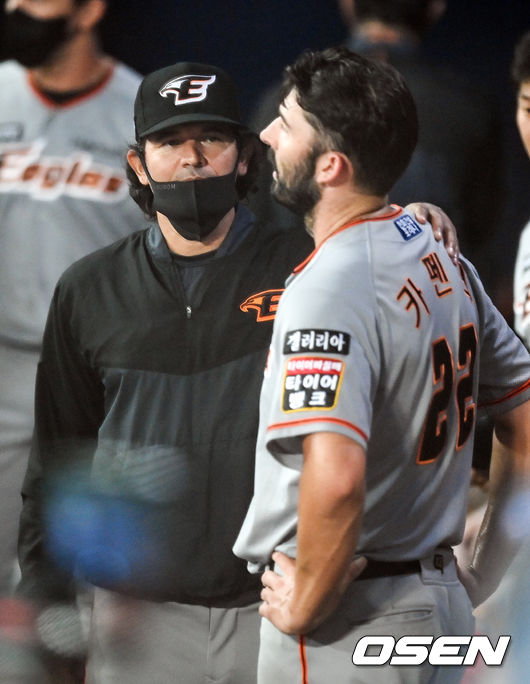 한화 카를로스 수베로 감독이 라이언 카펜터(오른쪽)와 이야기를 나누고 있다. /OSEN DB
