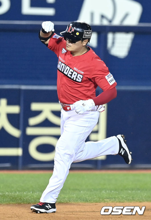 5일 오후 서울 잠실야구장에서 ‘2021 신한은행 SOL KBO리그’ LG 트윈스와 SSG 랜더스의 경기가 열렸다.4회초 2사 1루 상황 SSG 추신수가 달아나는 우중간 투런포를 날리고 그라운드를 돌며 기뻐하고 있다. 개인통산 20홈런으로 20-20 클럽 기록 달성. 2021.10.05  / dreamer@osen.co.kr