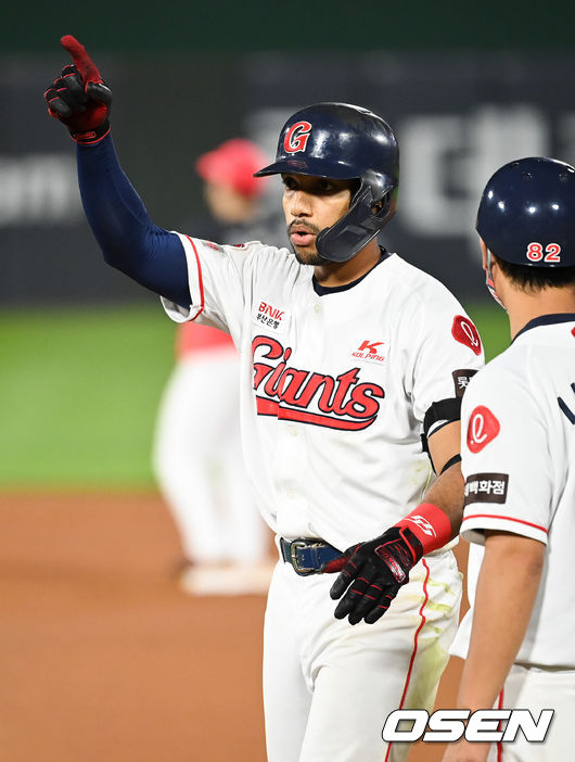5일 오후 부산 사직구장에서 2021 신한은행 SOL KBO리그 롯데 자이언츠와 KIA 타이거즈의 경기가 진행됐다.6회말 1사 2루 롯데 마차도가 1타점 적시타를 날린뒤 기뻐하고 있다.  2021.10.05 / soul1014@osen.co.kr