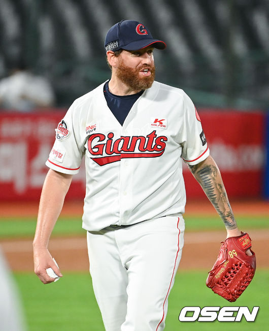 5일 오후 부산 사직구장에서 2021 신한은행 SOL KBO리그 롯데 자이언츠와 KIA 타이거즈의 경기가 진행됐다.5회초 이닝종료후 롯데 선발투수 스트레일리가 KIA 김선빈의 안타성 타구를 호수비를 펼치며 잡아낸 마차도에게 고마움을 표시하고 있다.  2021.10.05 / soul1014@osen.co.kr